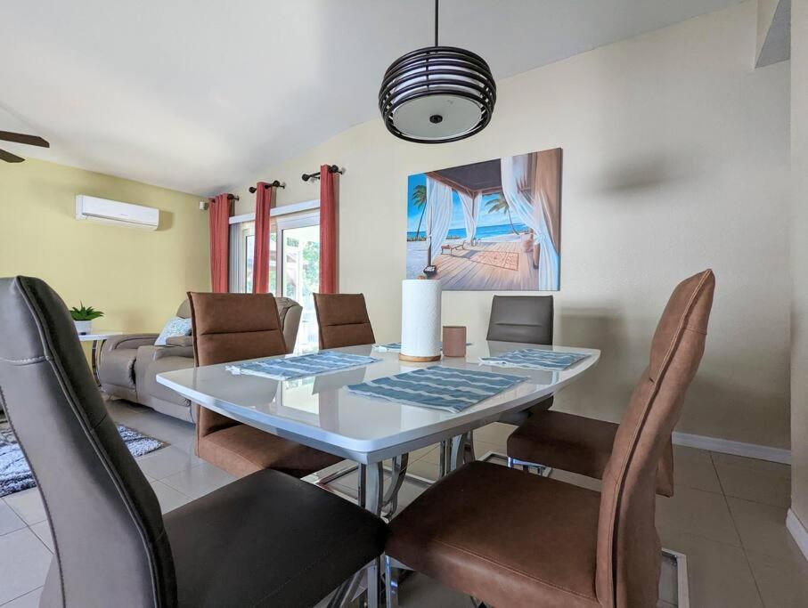 3Bed & 2Bath Property Couple Minutes From Siesta Key Beach & Downtown Сарасота Екстериор снимка