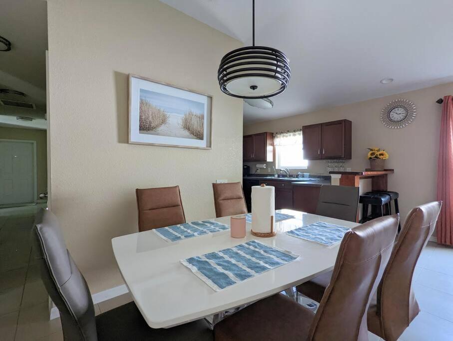 3Bed & 2Bath Property Couple Minutes From Siesta Key Beach & Downtown Сарасота Екстериор снимка
