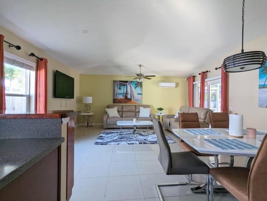 3Bed & 2Bath Property Couple Minutes From Siesta Key Beach & Downtown Сарасота Екстериор снимка